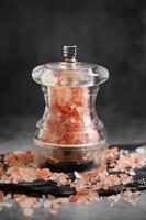 Molinillo de sal rosa del Himalaya en cocina tipo loft foto