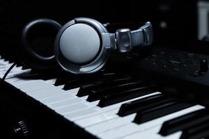 teclado de piano con auriculares para música