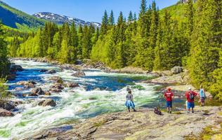 Viken, Noruega 2016- excursionistas y turistas en el flujo de agua del río de la cascada rjukandefossen en hemsedal viken noruega