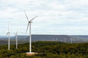 Campo de turbinas eólicas para generar electricidad renovable. foto