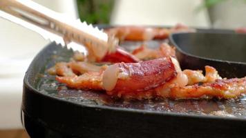 shabu asiatico, maiale alla griglia, calamari e pancetta su una padella affumicata. video