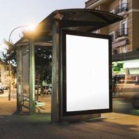 Refugio de parada de autobús de cartelera en blanco foto