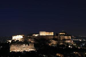 Vista de noche del templo del Partenón en la Acrópolis de Atenas, Grecia foto