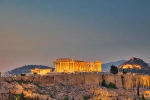 Vista de noche del templo del Partenón en la Acrópolis de Atenas, Grecia foto