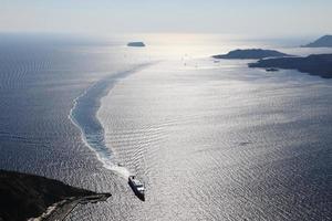 Vista del hermoso mar Egeo en la isla de Santorini, Grecia foto