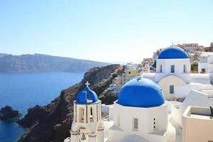 Hermosa vista de Oia en la isla de Santorini, Grecia foto