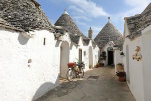 Paisaje urbano de casas típicas de trulli en Alberobello Italia foto