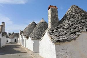 Paisaje urbano de casas típicas de trulli en Alberobello Italia foto