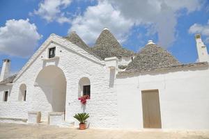 Paisaje urbano de casas típicas de trulli en Alberobello Italia foto