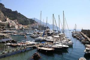 Vista de la hermosa costa de Amalfi en Italia foto