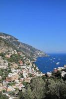 Vista de la hermosa costa de Amalfi en Italia foto