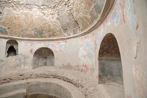 Interior del edificio de la antigua ciudad de Pompeya Italia foto