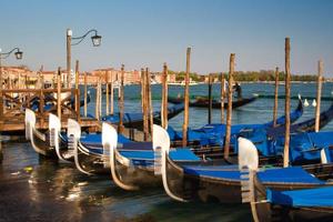 paisaje tradicional de venecia con góndola foto