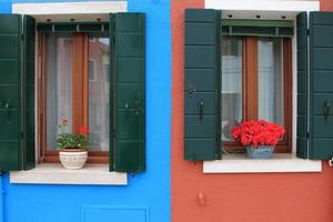 Paisaje urbano de casas de colores en la isla de Burano Italia foto