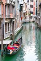 paisaje tradicional de venecia con góndola foto