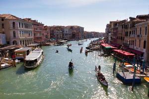 paisaje tradicional de Venecia con canal estrecho, góndola foto