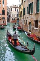 paisaje tradicional de Venecia con canal estrecho, góndola foto