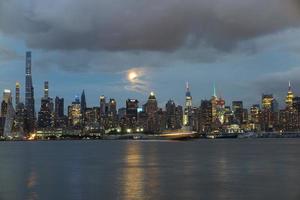 hermosa vista nocturna de manhattan y la luna vista desde nueva jersey foto