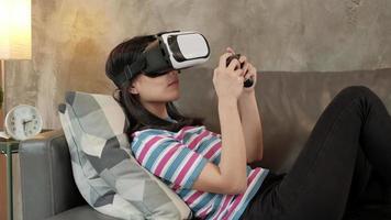 aziatische vrouw met vr-bril headset en game joys controller. video