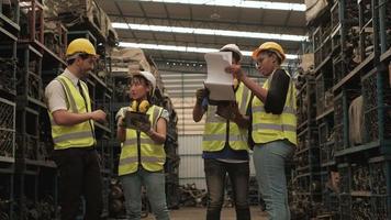 un grupo de ingenieros con uniformes de seguridad en el almacén de la fábrica. video