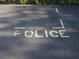Señal de estacionamiento reservado de la policía foto