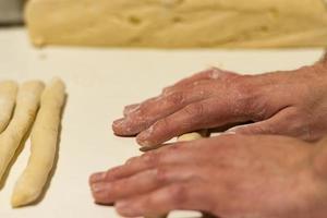 ñoquis crudos caseros frescos albóndigas italianas en una harina foto