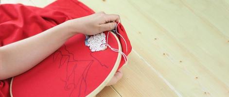 bordar cosiendo a mano de mujer. trabajo artesanal y manos femeninas. foto