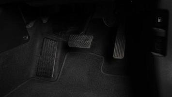 acelerador y pedal de freno dentro del coche foto