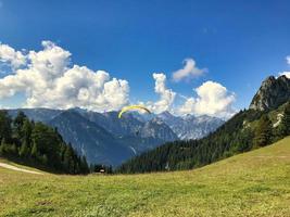 gran vista a través de los alpes desde una cumbre foto