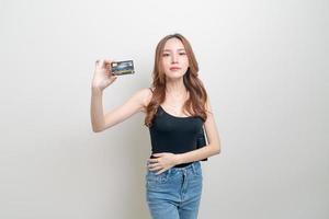 retrato, hermoso, mujer asiática, tenencia, tarjeta de crédito foto
