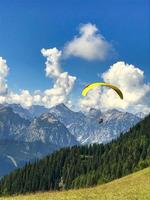 parapente en los alpes alrededor del lago achensee y las montañas rofan foto