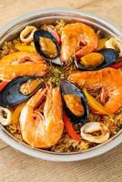 paella de marisco con gambas, almejas, mejillones sobre arroz con azafrán