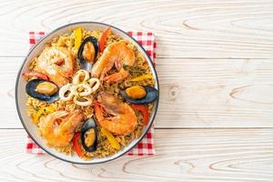 paella de marisco con gambas, almejas, mejillones sobre arroz con azafrán foto