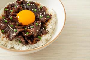 arroz con cerdo a la soja o donburi de cerdo japonés foto