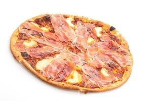 Pizza con jamón o jamón de Parma pizza sobre fondo blanco. foto