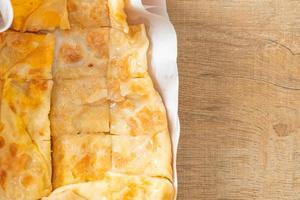 roti con huevo y leche condensada azucarada foto