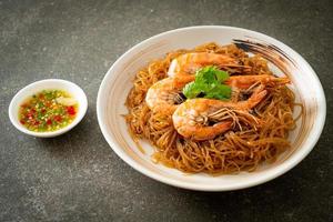 camarones a la cazuela o al horno con fideos de vidrio foto