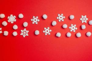 tarjeta de felicitación de navidad feliz año nuevo con línea de copos de nieve en rojo foto