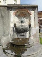 fuente de agua antigua o burbujeador foto