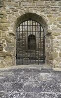 puerta medieval con rejilla