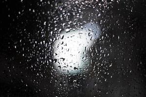 gota de lluvia en el parabrisas. pronóstico del tiempo y naturaleza foto