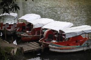 el hermoso bote en el río. foto