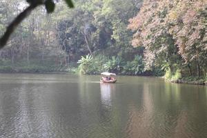 el barco en el río. foto