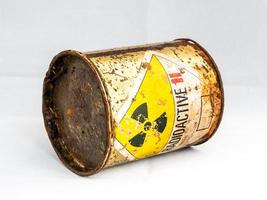 Señal de advertencia de radiación en el contenedor oxidado de material radiactivo foto