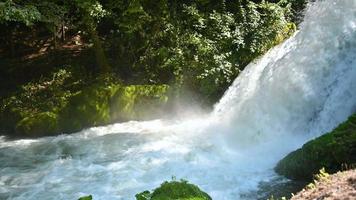 cascade van marmore in de zomer in umbrië video