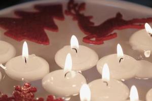 adornos navideños y velas flotantes sobre el agua. foto