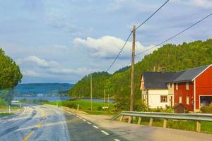 conduciendo por noruega en verano con vistas a las montañas y al fiordo. foto