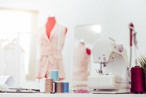 Primer plano de la máquina de coser con el diseñador de moda
