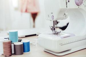 Primer plano de la máquina de coser con el diseñador de moda