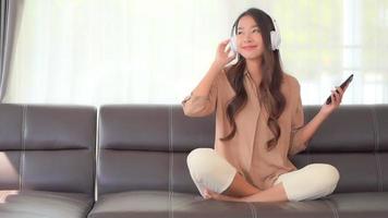mulher usa telefone inteligente para ouvir música video